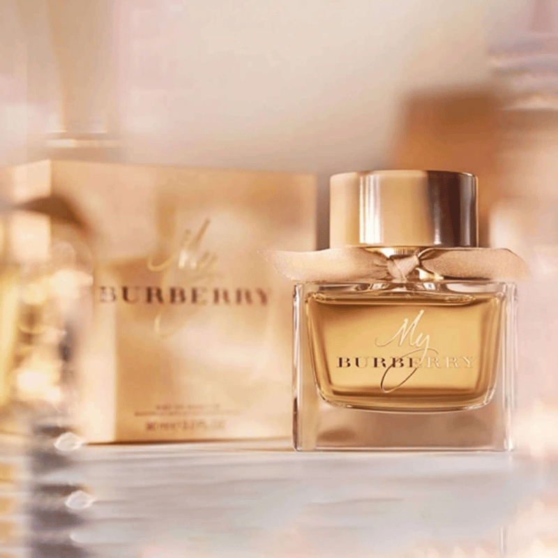 My Burberry EDP dẫn dắt người dùng bước vào khu vườn ngập tràn hoa lan Nam Phi và hoa phong lữ quyến rũ, cùng với sự ngọt ngào của quả mộc qua